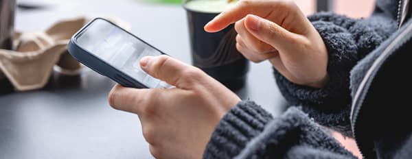ご自宅からスマホで簡単にご参加いただけます